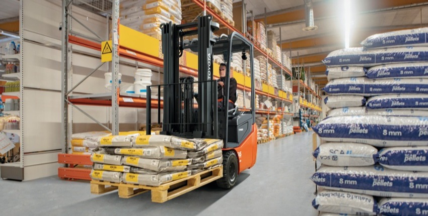 Toyota Gabelstapler transportiert eine Palette