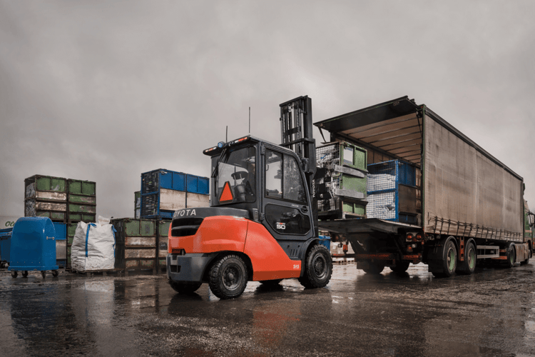 Gabelstapler beim Entladen ohne Rampen