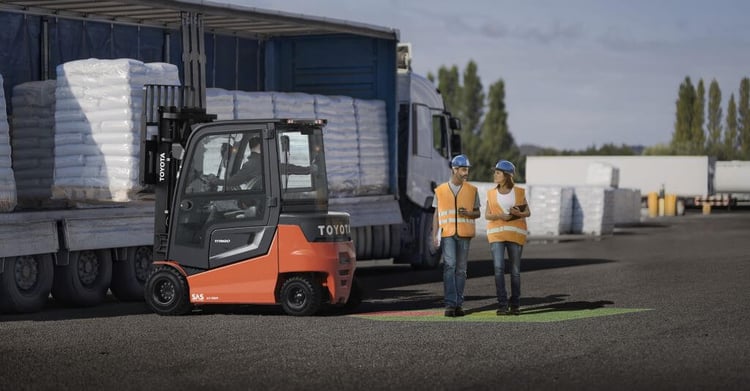 Seitliches Beladen eines LKW durch Gabelstapler
