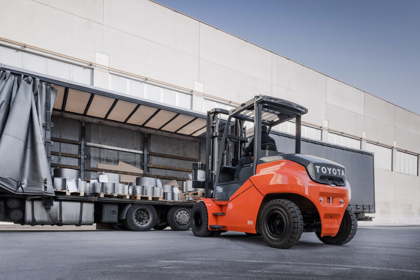 Stapler beim seitlichen Entladen eines LKW